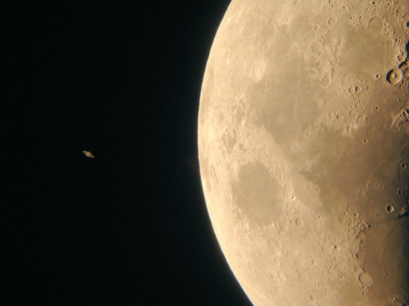 Saturn neben dem Mond