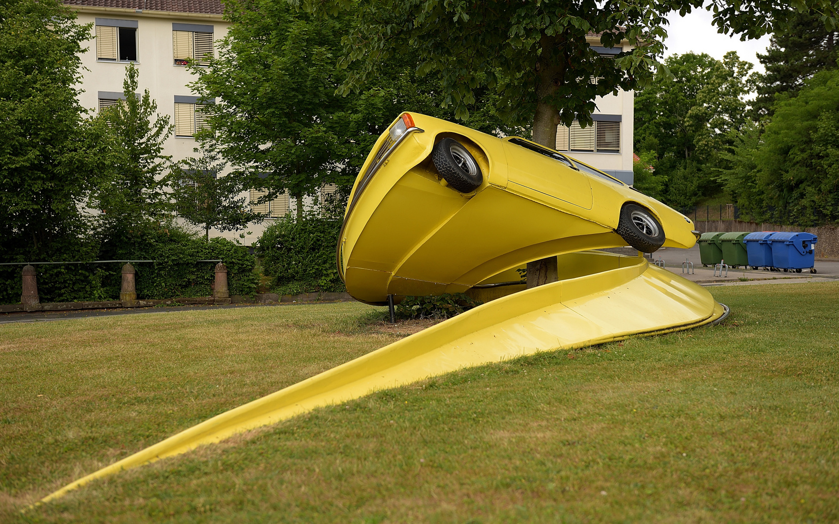 Sauber den Baum umkurvt. Stefan Rohrers „Yellow Arrow („Blickachsen“-Künstler) steht vor...