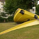 Sauber den Baum umkurvt. Stefan Rohrers „Yellow Arrow („Blickachsen“-Künstler) steht vor...