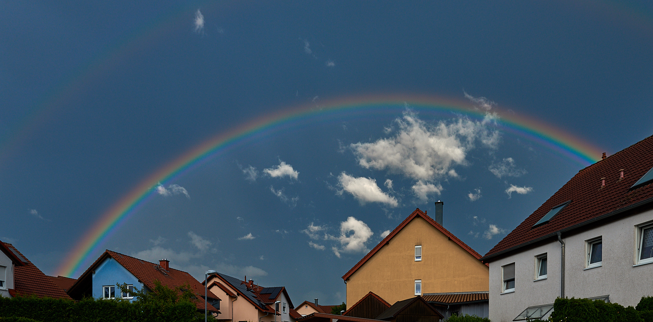 Sauber den Bogen gespannt, Regenbogen über meinem Wohngebiet. 