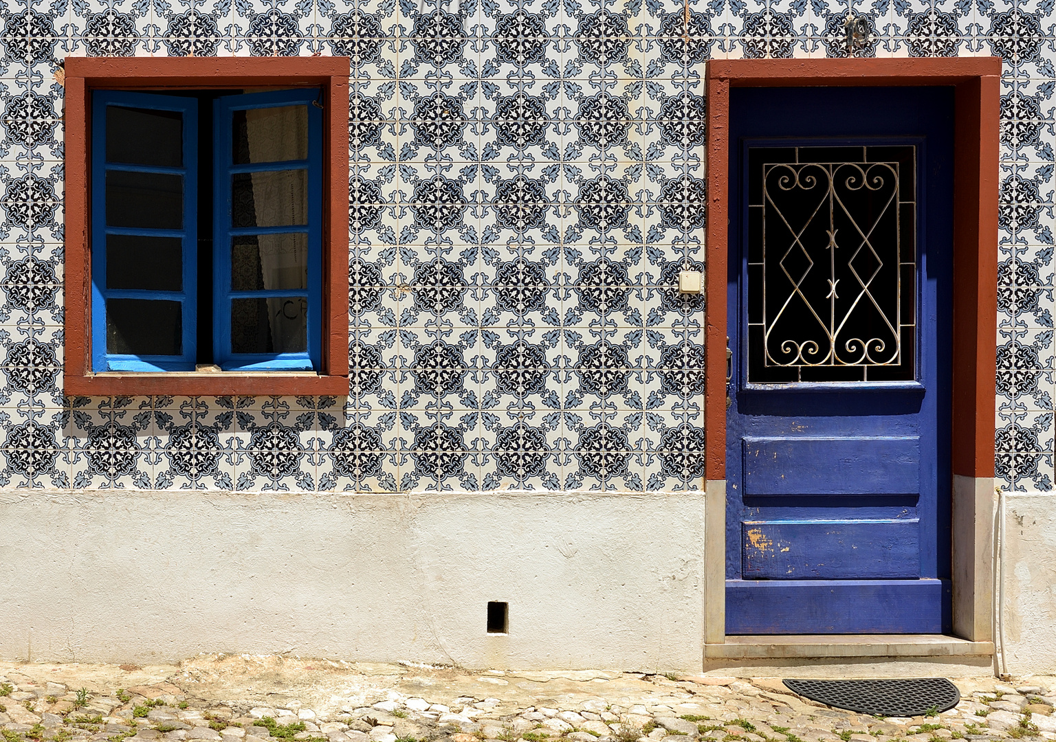 Sauber gefliest. Azulejos handgefertigte portugiesische Dekorfliesen