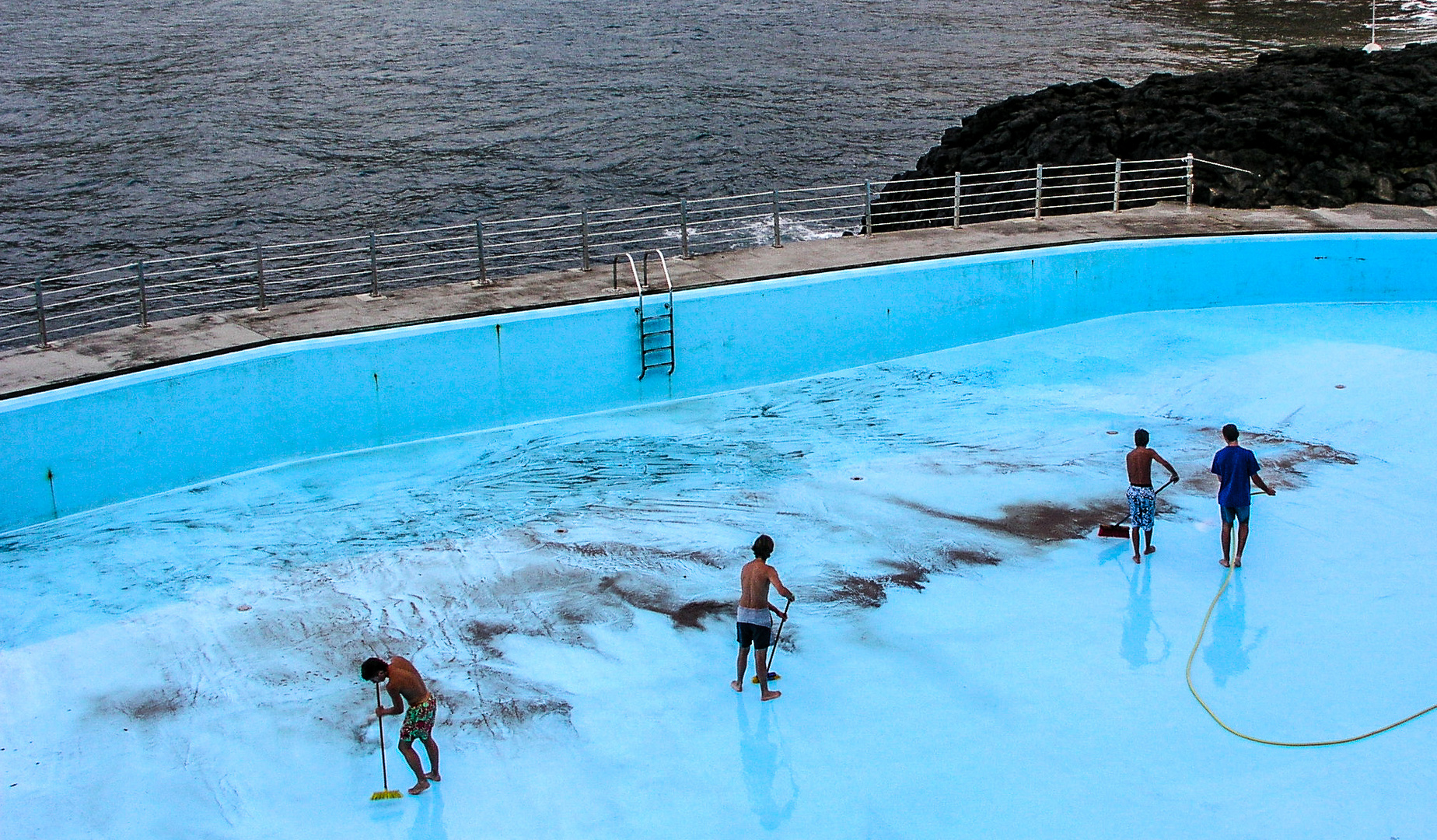 Saubermänner im Pool