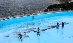 Saubermänner im Pool