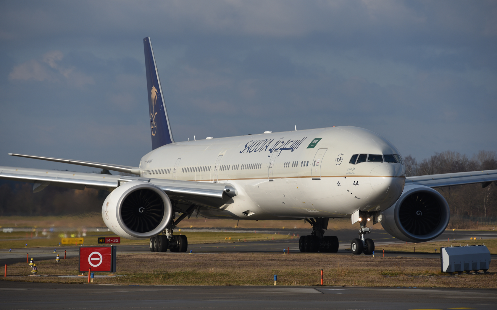 Saudi Arabian Airlines Boeing 777-300ER HZ-AK44 1