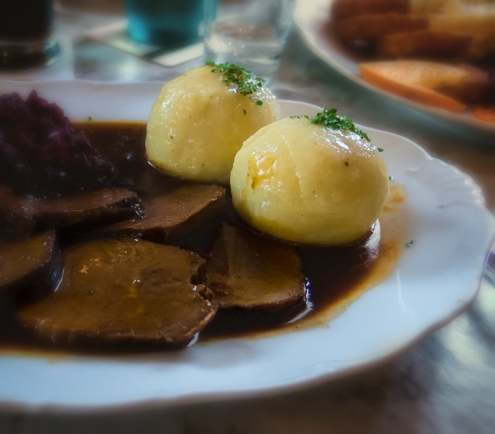 Sauerbraten mit Rotkohl und Thüringer Klößen Foto &amp; Bild | stillleben ...