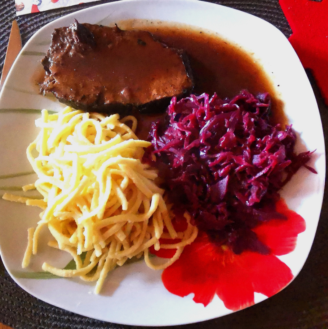 Sauerbraten mit Spätzle und Rotkohl Foto &amp; Bild | deutschland, europe ...