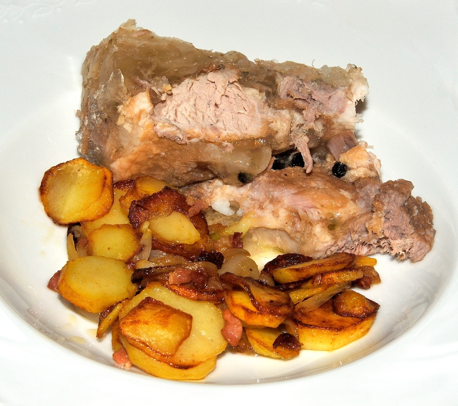 Sauerfleisch mit Bratkartoffeln