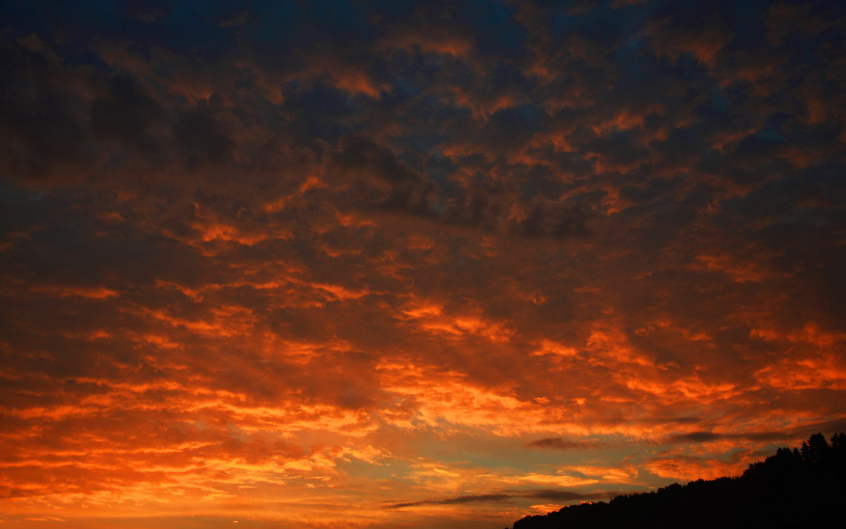 sauerländisches Sonnenaufgangslicht unter der Wolkendecke heute morgen