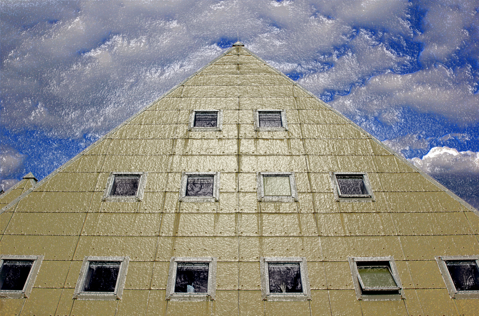 Sauerland-Pyramiden 1 (bearbeitet mit Filtern usw.)