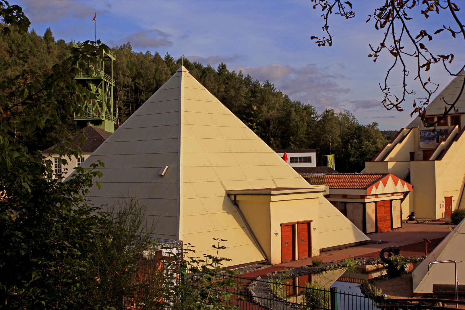 Sauerland-Pyramiden mit Förderturm Grube Sachtleben im Abendlicht (rot verstärkt)