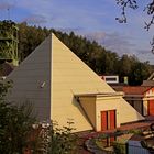 Sauerland-Pyramiden mit Förderturm Grube Sachtleben im Abendlicht (rot verstärkt)