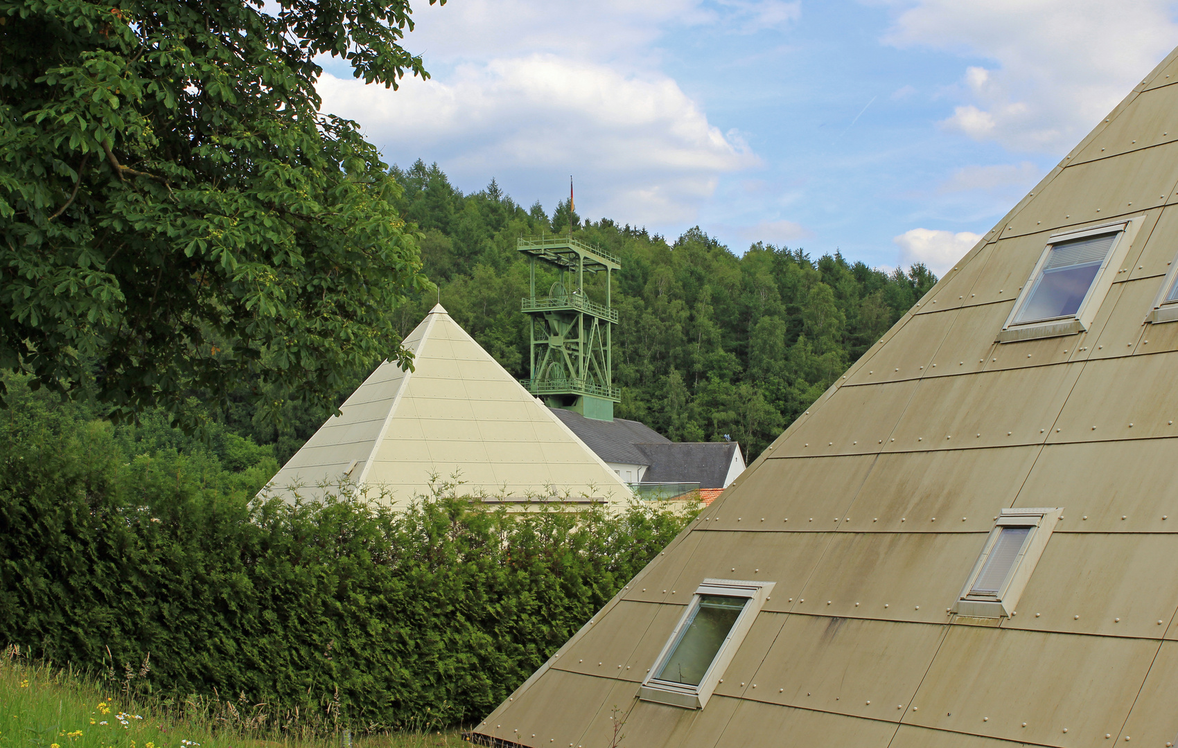 Sauerland-Pyramiden und das Bergbaumuseum mit Siciliaschacht im Hintergrund