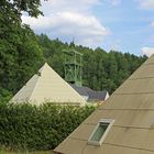 Sauerland-Pyramiden und das Bergbaumuseum mit Siciliaschacht im Hintergrund