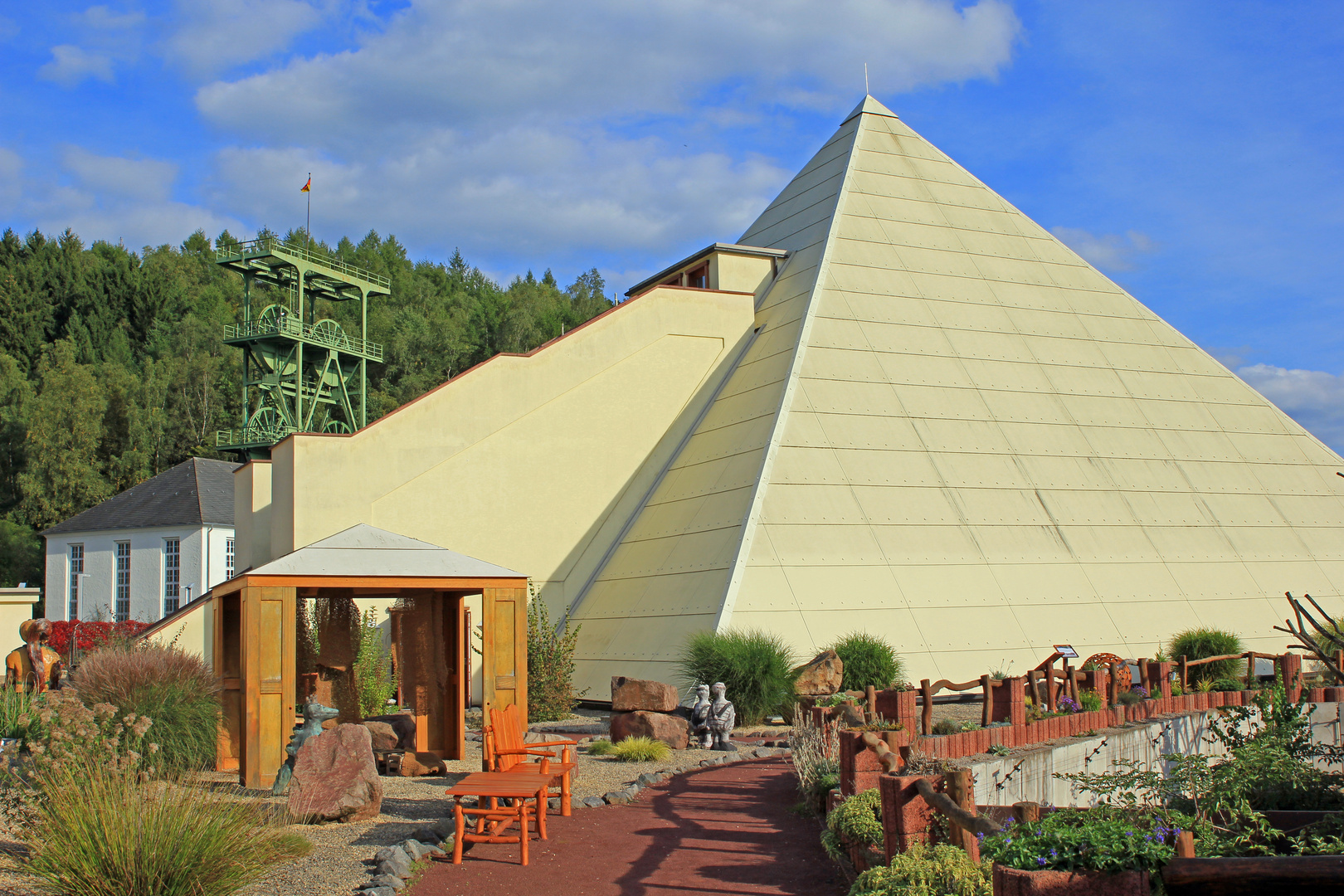 Sauerland-Pyramiden und Grube Sachtleben 1