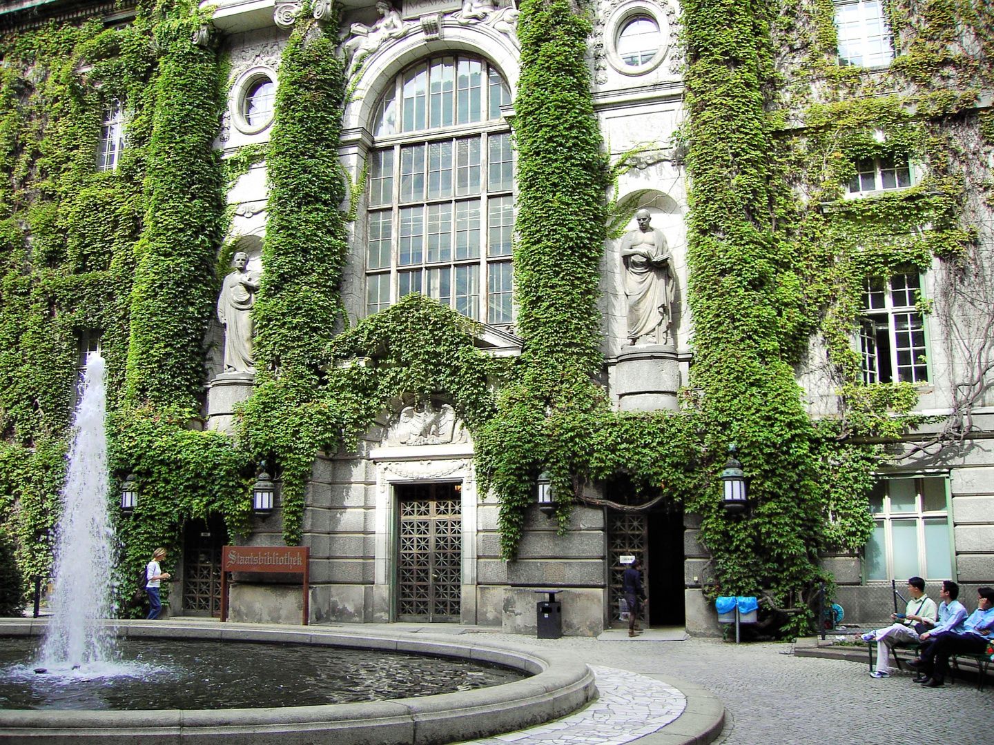 Sauerstoff im Innenhof I  Staatsbibliothek zu Berlin, Haus Unter den Linden