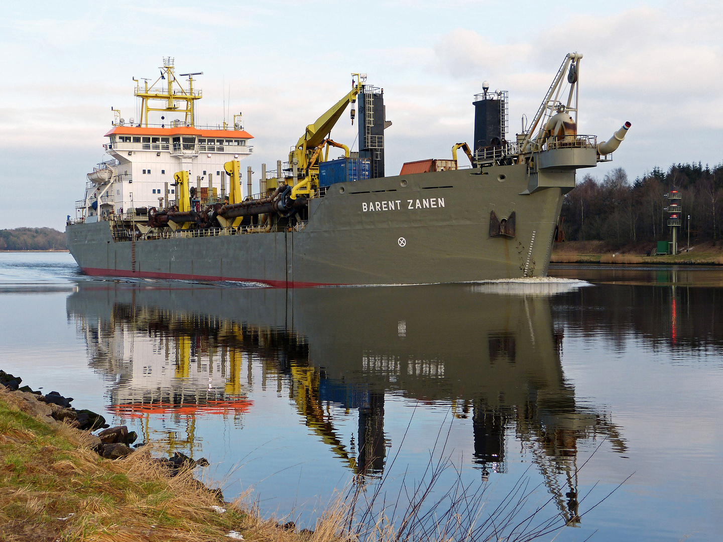 Saugbagger Barent Zanen im Nord-Ostsee Kanal ( Kiel - Canal ) bei ruhigen Wetter Richtung Elbe .