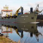 Saugbagger Barent Zanen im Nord-Ostsee Kanal ( Kiel - Canal ) bei ruhigen Wetter Richtung Elbe .