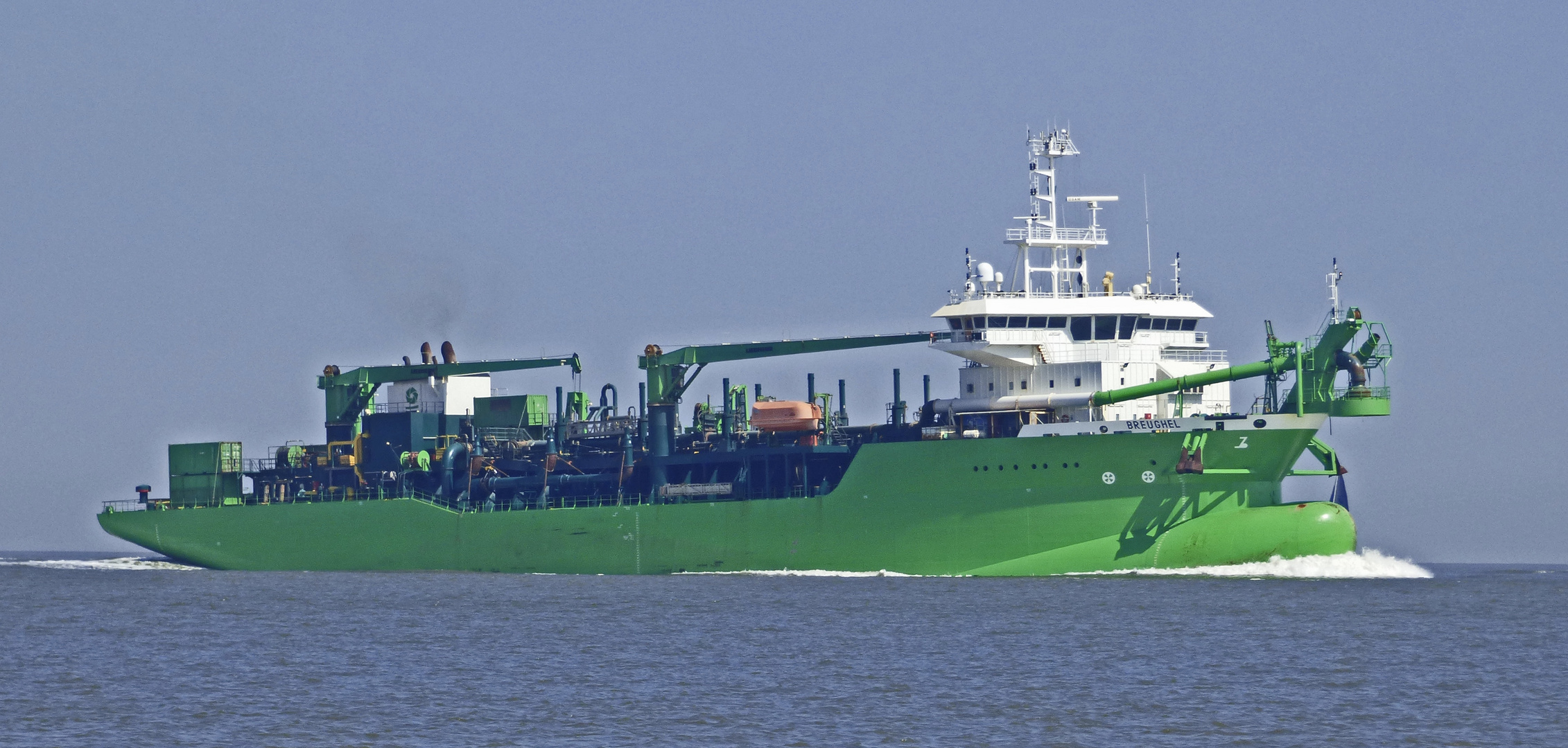 Saugbagger BREUGHEL im Einsatz in der Elbmündung vor Cuxhaven