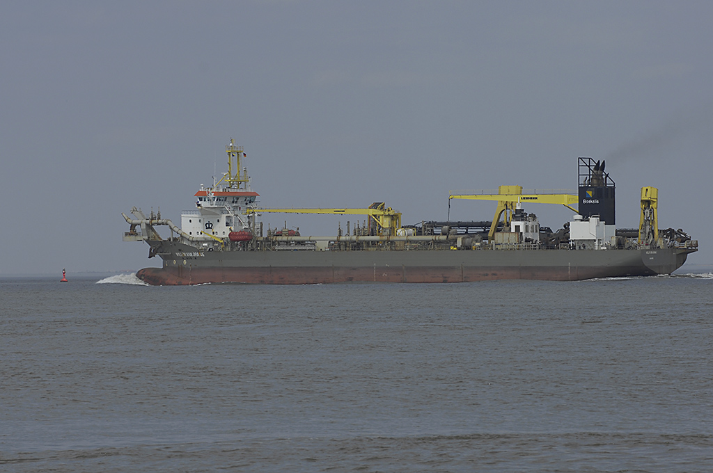 Saugbaggerschiff auf der Elbe vor Cuxhaven