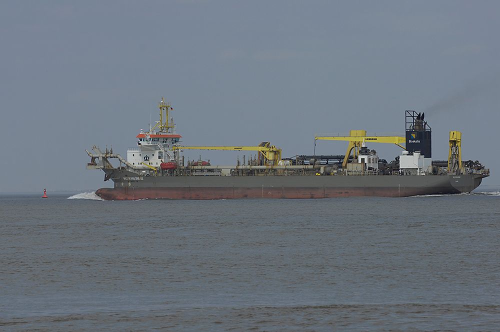 Saugbaggerschiff auf der Elbe vor Cuxhaven