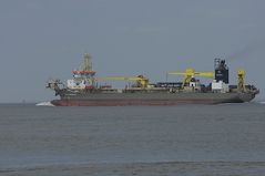 Saugbaggerschiff auf der Elbe vor Cuxhaven