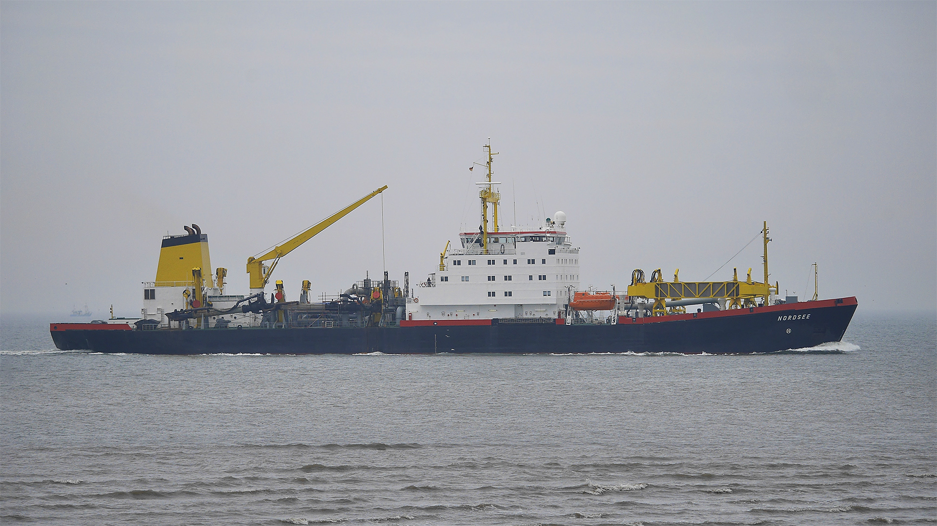 Saugbaggerschiff vor Cuxhaven