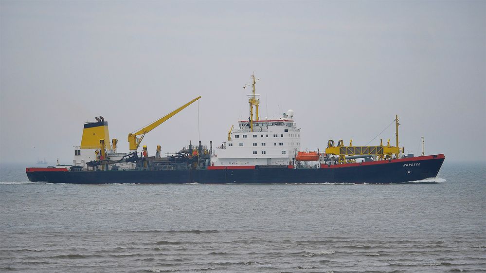 Saugbaggerschiff vor Cuxhaven