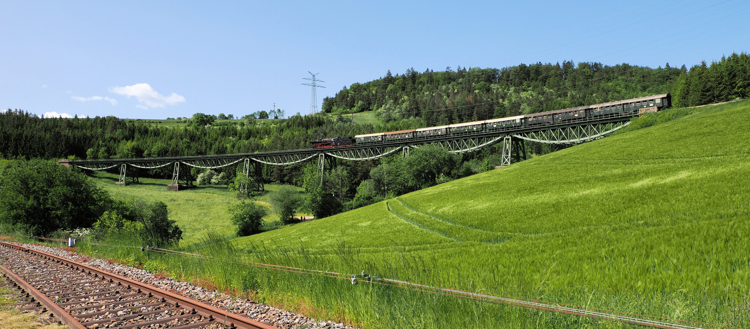 Sauschwänzlebahn fährt über den Biesenbach-Viadukt…