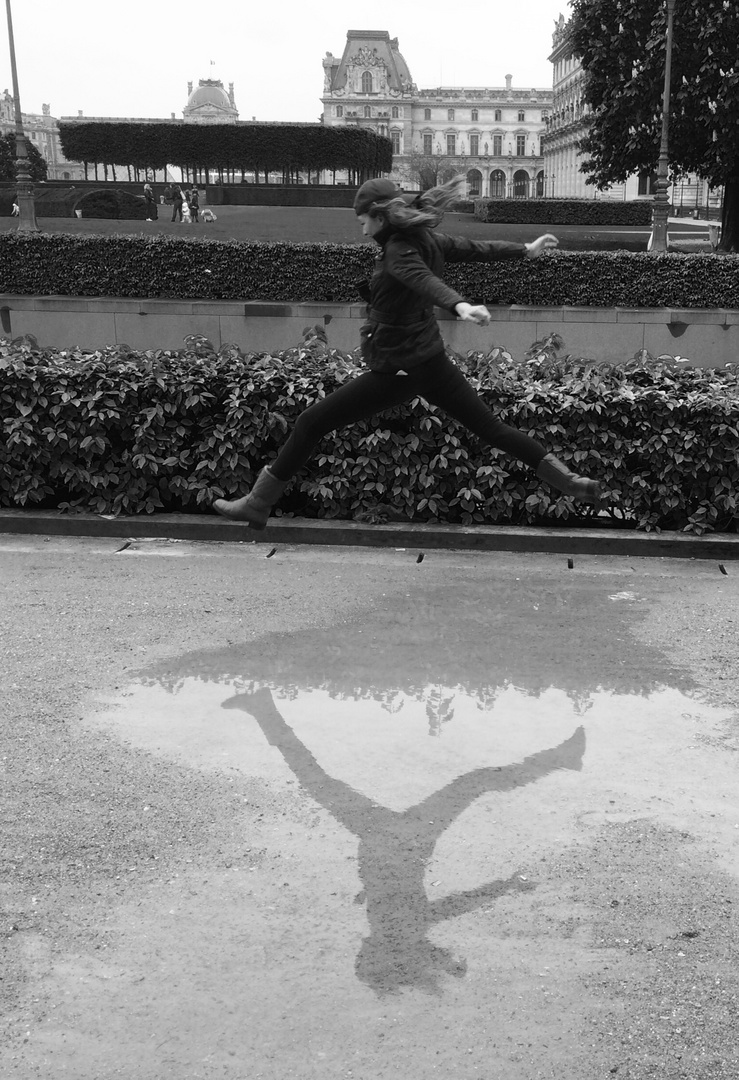 Saut de joie au dessous de la flaque d'eau