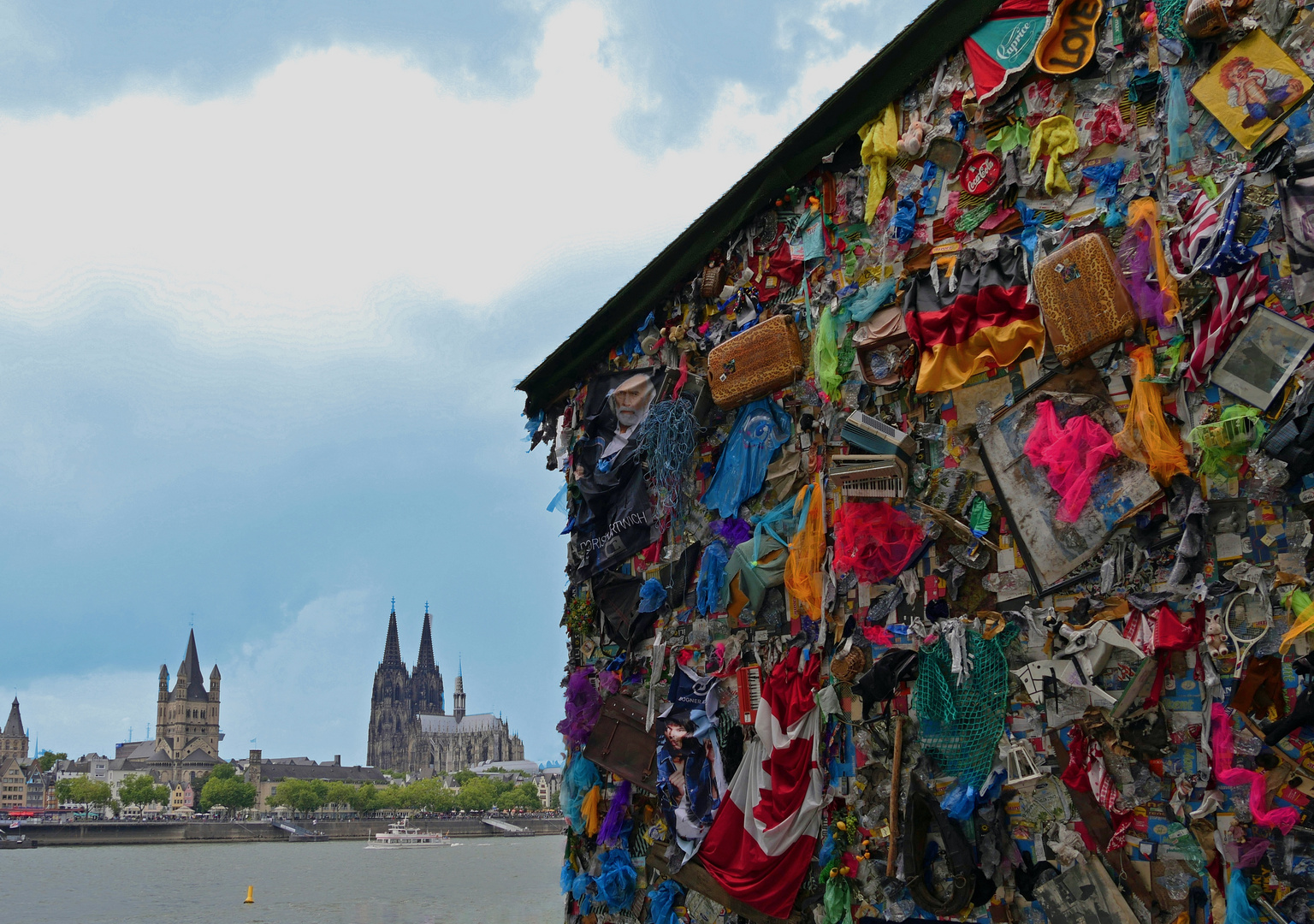 " Save The World Hotel " in Köln