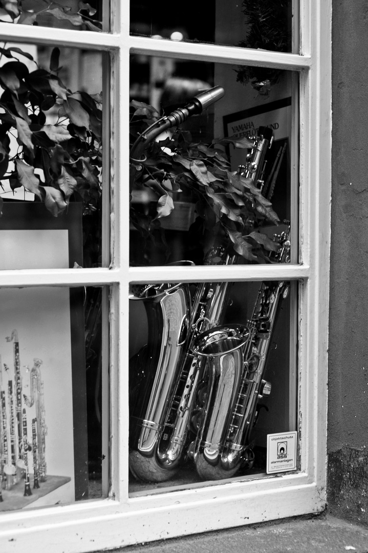 Saxophone in black & white