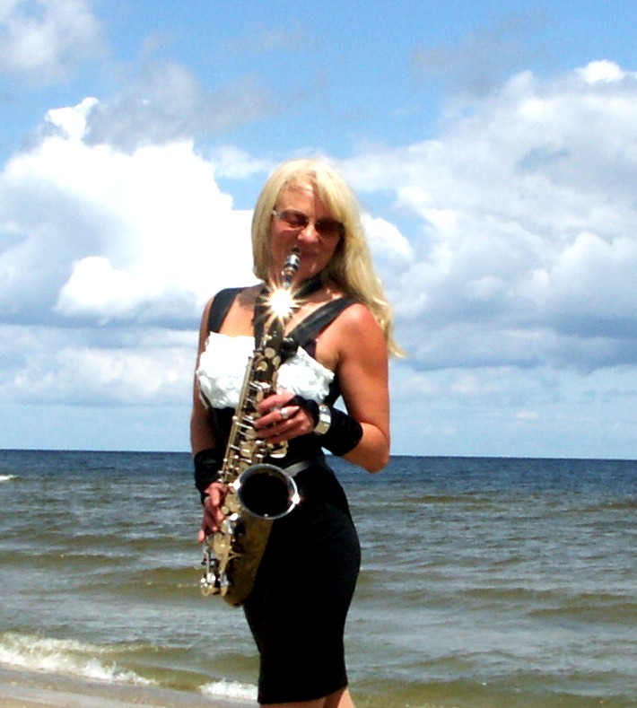 Saxophonistin am Meer