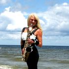 Saxophonistin am Meer