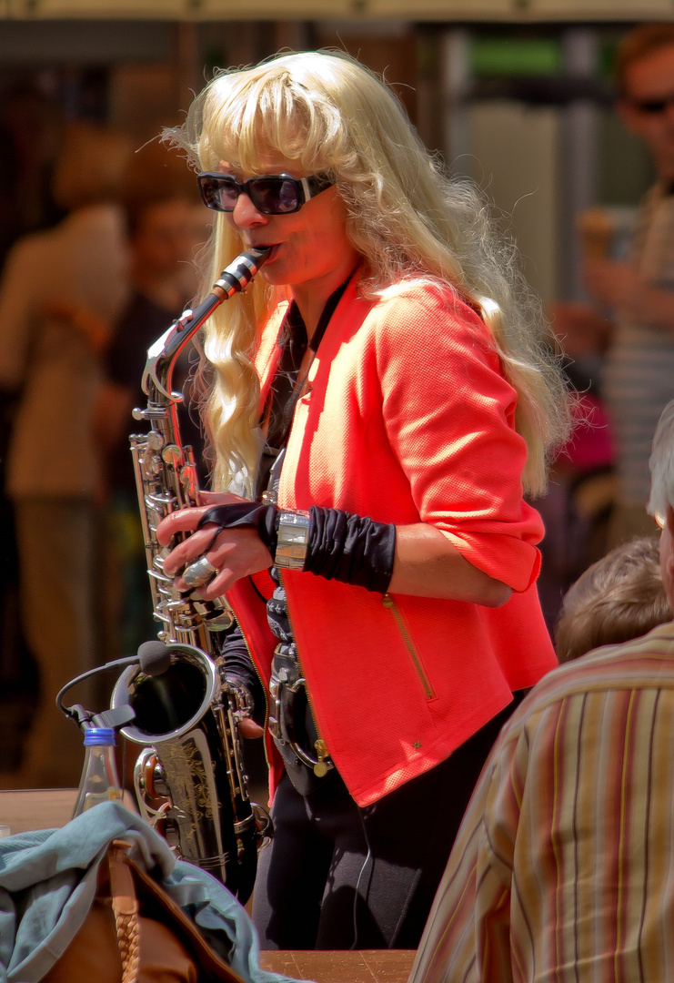 Saxophonistin im Park