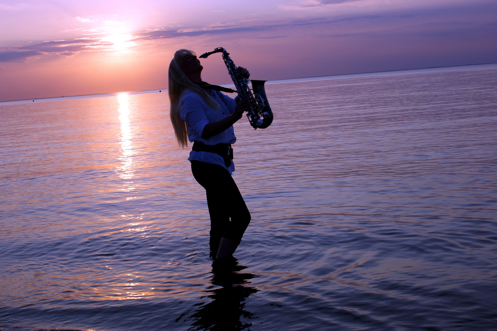 Saxophonistin im Wasser, Ostsee