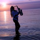 Saxophonistin im Wasser, Ostsee