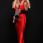 Saxophonistin Kathrin Eipert in red