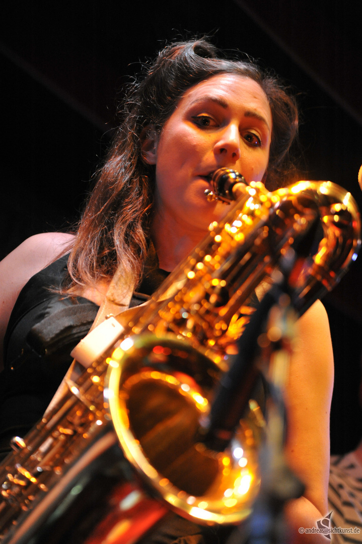 Saxophonistin von Derriere (UK)