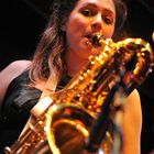 Saxophonistin von Derriere (UK)