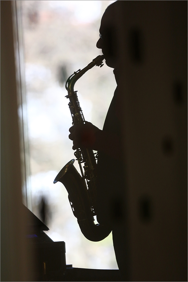 Saxophonspieler im Schatten der bildenden Kunst