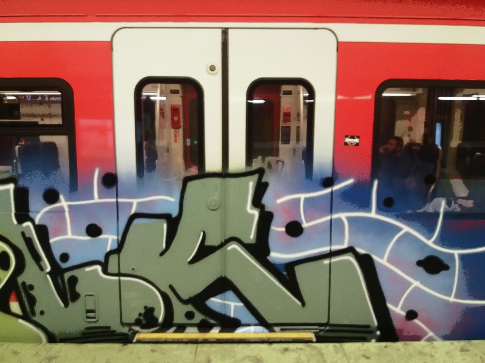 SBahn hinter Mauer S1 