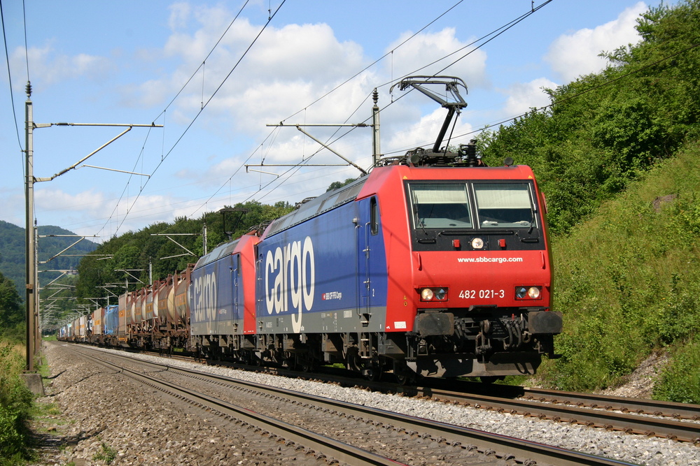 SBB Cargo Re 482-Doppeltraktion bei Umiken