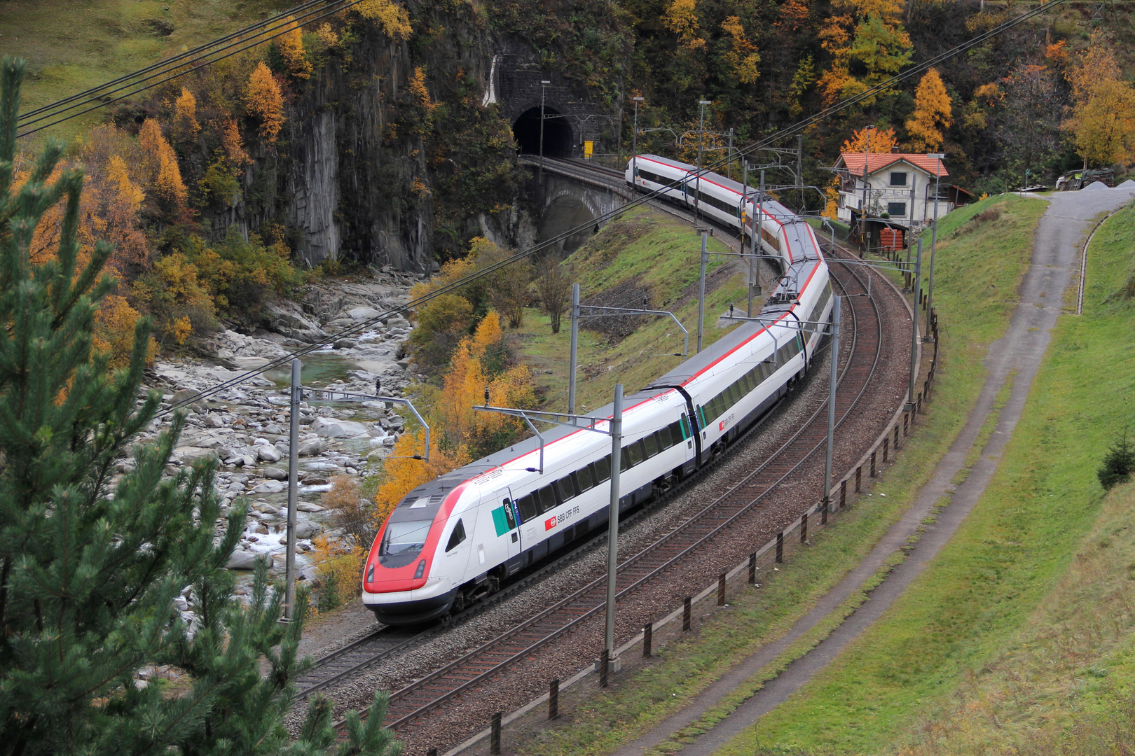 SBB ICN 500038 auf dem Weg in den Süden.