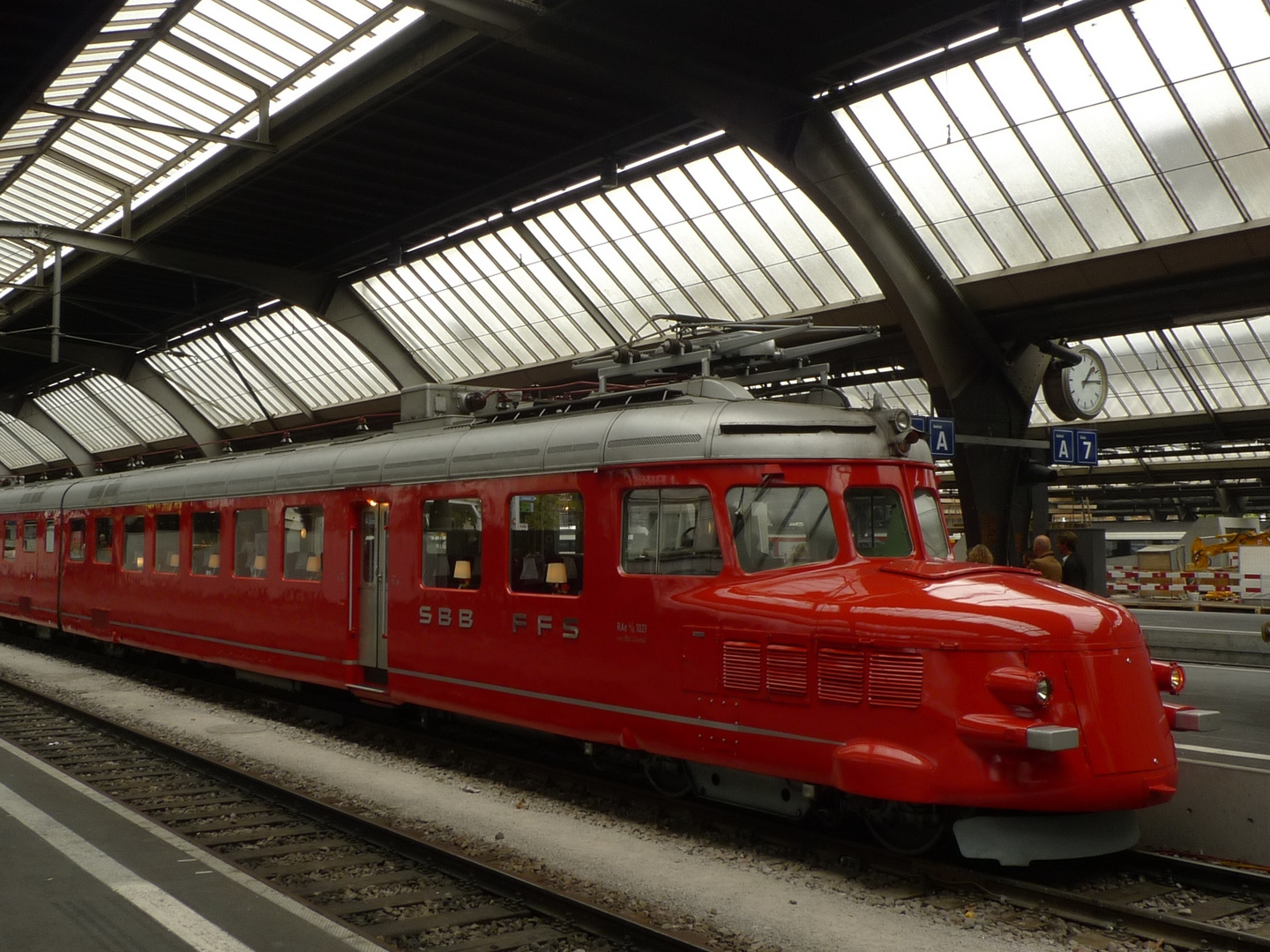 SBB RAe 4/8 1021 Rroter Pfeil im Bahnhof Zürich HB.