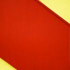 scala rossa su muro giallo