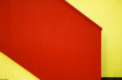 scala rossa su muro giallo