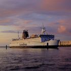 Scandlines Fähre beim Einlaufen in den Warnemünder Hafen bei Sonnenuntergang