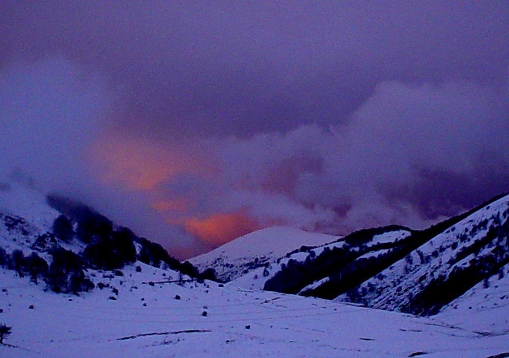 scanno passo godi nel tramonto nuvoloso