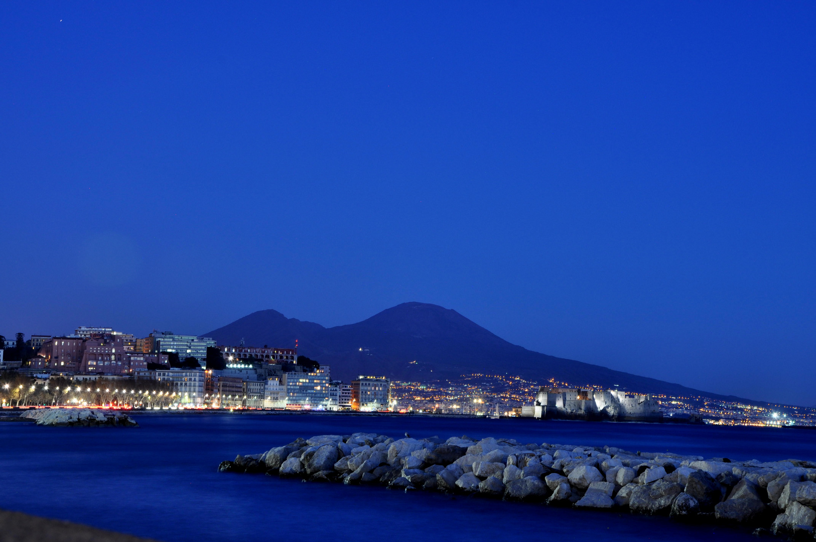 Scende la sera nel Golfo di Napoli