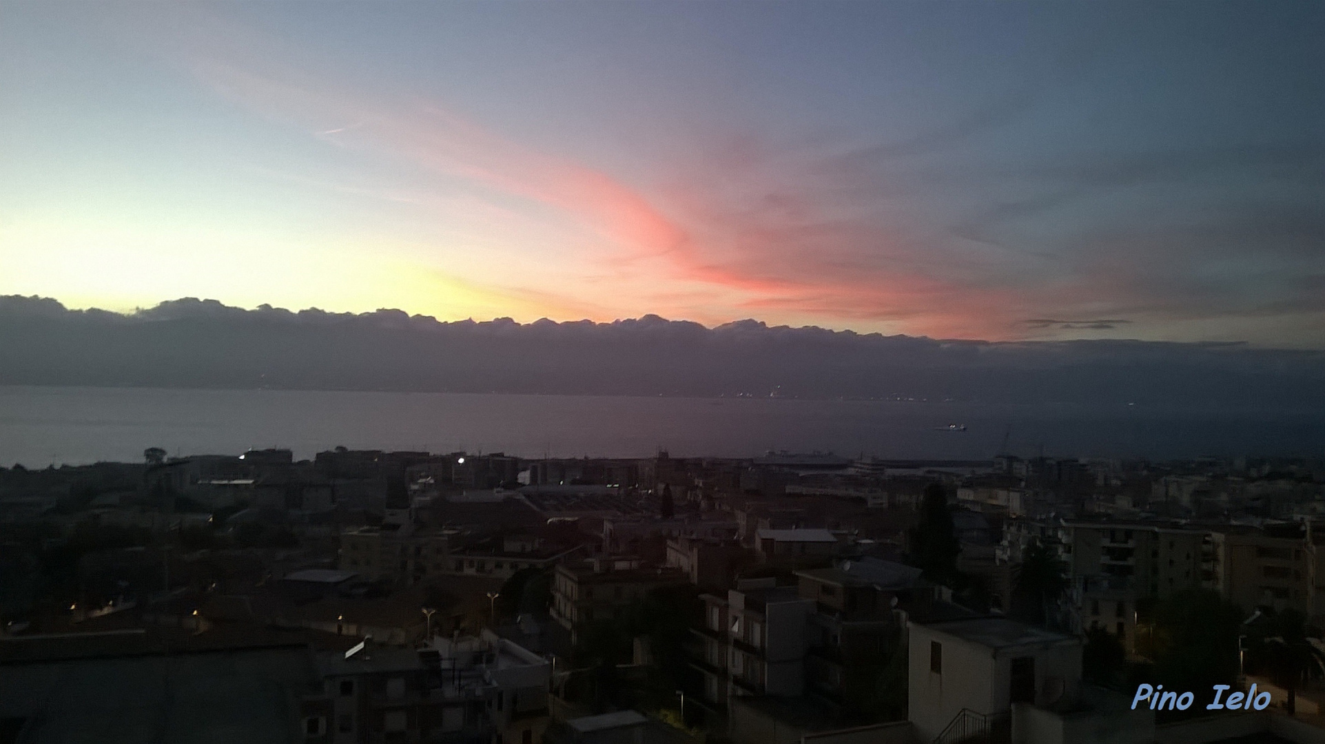 scende la sera su Reggio Calabria - veduta del porto e dello Stretto di Messina